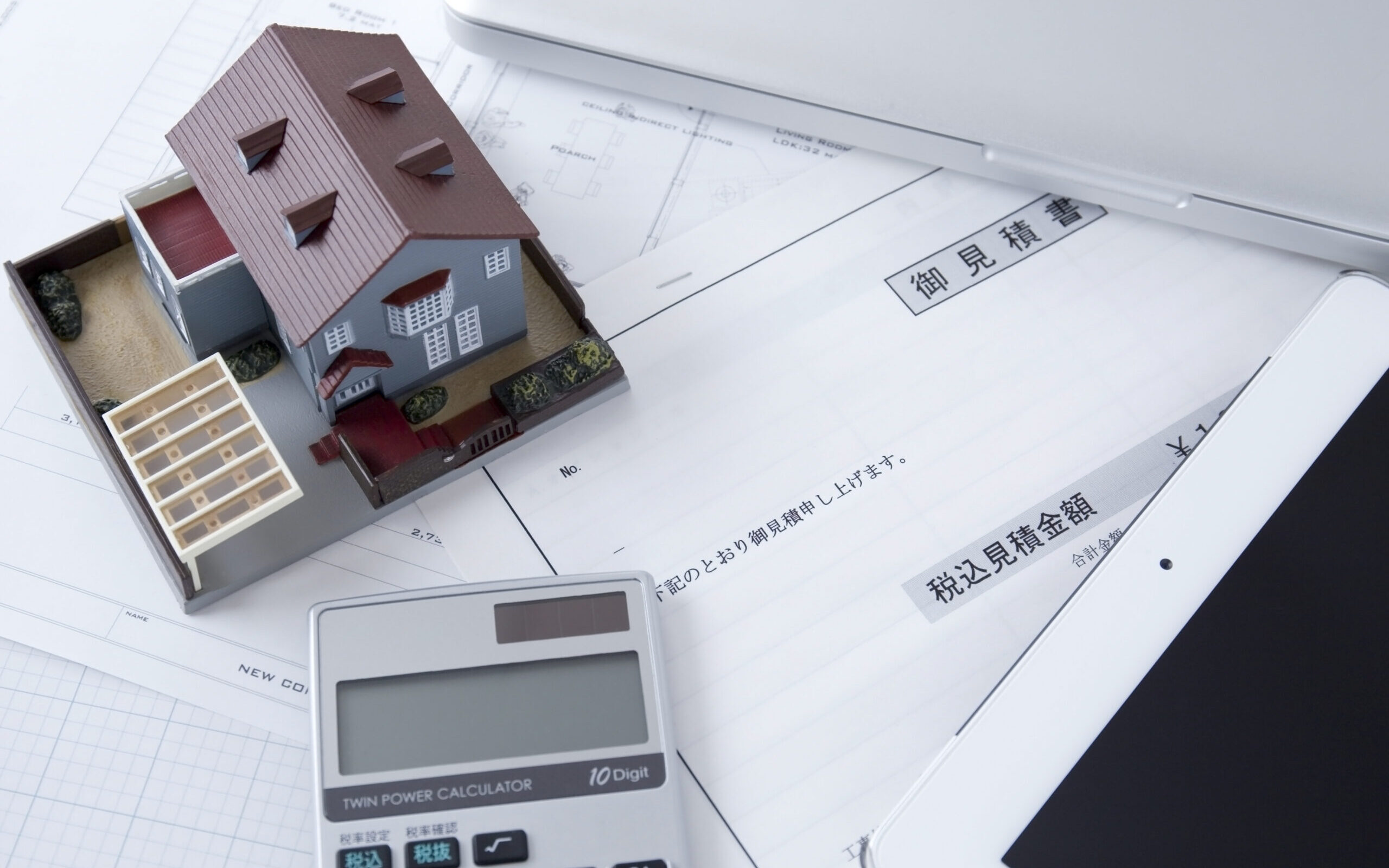 家づくりを成功させるためには、自己資金の確保が重要です。自己資金が充実していると、ローンの返済負担を軽減し、予算内で理想の住まいを実現するための余裕が生まれます。ここでは、自己資金の確保に関するポイントについて説明します。