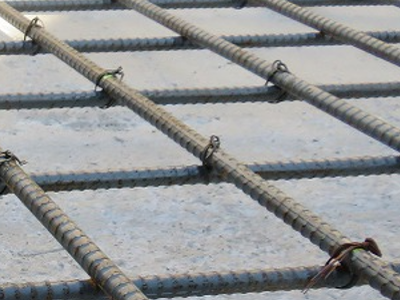 結束線で十分に鉄筋が固定されているか確認