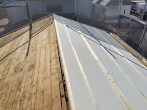 瓦をめくり野地板状態で断熱材を入れる