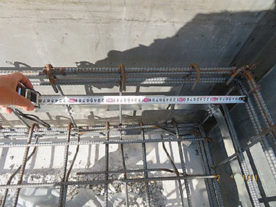 基礎コーナー部分の鉄筋の配置確認。コーナー部分には大きな力がかかるので、特に重要である。