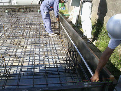 立上り部分の鉄筋の間隔位置を確認する。