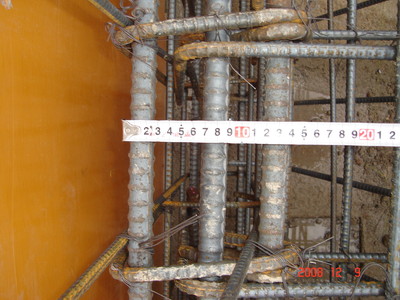 掘込車庫:地中梁の鉄筋同士の間隔を確認する