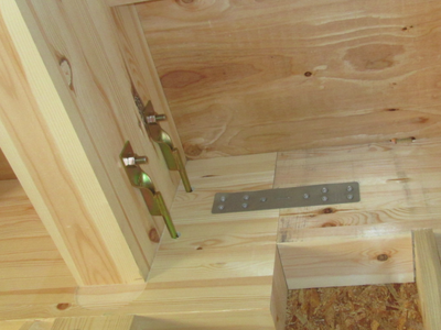 梁同士の接合部。羽子板ボルトの設置状況、継手部分の補強金物の設置状況を確認。