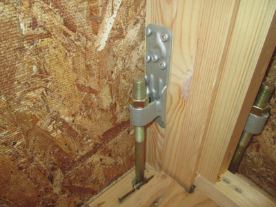 柱と土台の接合部。ホールダウン金物には特に大きな力がかかるので重要。