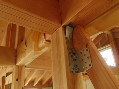 柱と梁の接合部。筋違いも設置されているので、非常に重要である。