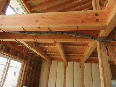 梁架状況の確認。梁の位置、掛け方、接合の状況、設置状況等、仕上がったら隠れる部分をしっかりと見る。