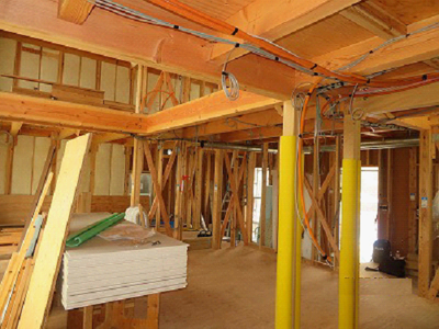 柱・耐力壁状況の確認。柱の位置、本数、接合の状況、仕様、設置状況等、仕上がったら隠れる部分をしっかりと見る。