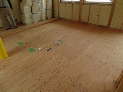 床状況の確認。床材の貼り位置、釘の打ち方、仕様、設置状況等、仕上がったら隠れる部分をしっかりと見る。