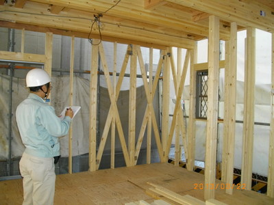 耐力壁（筋違い、構造用合板貼）の位置、仕様等が図面通りか、施工状況に問題ないか