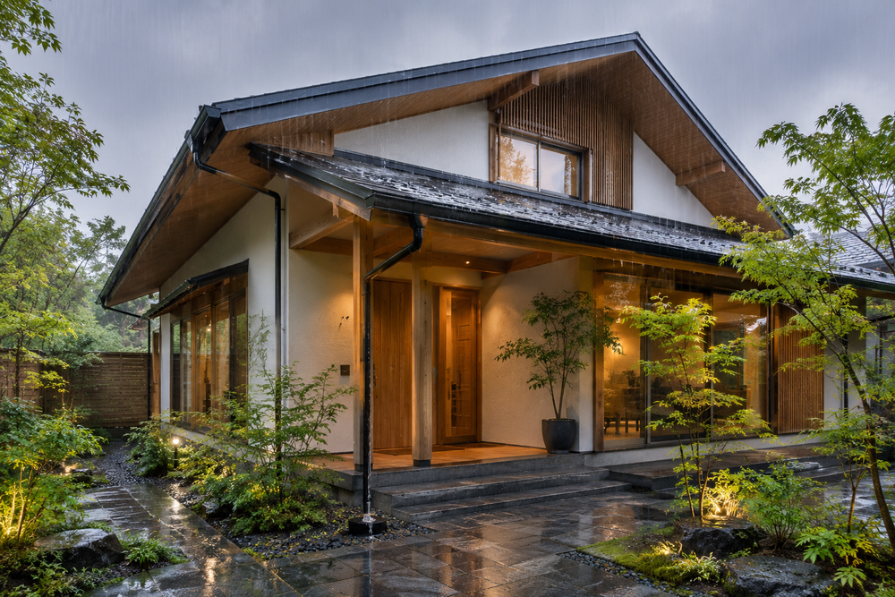 雨漏りは住宅の寿命を縮める大きな原因です。雨漏りしにくい住宅設計のポイントや、深い軒・通気工法・防水・排水設計の重要性、長寿命化につながる建築士の工夫をわかりやすく解説します。